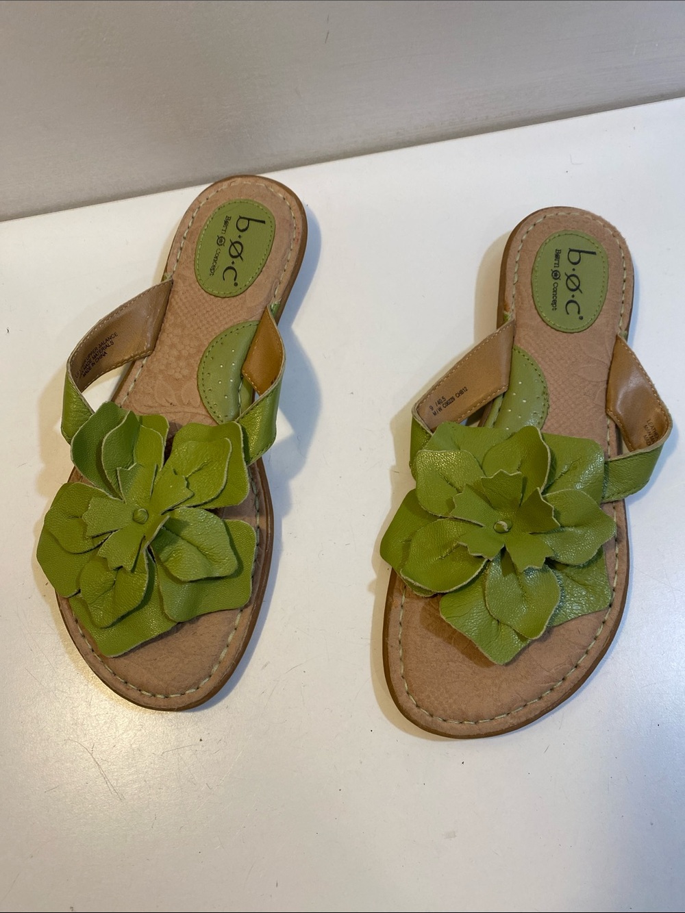 b.o.c. Lime Green Floral Leather Slide Sz 9